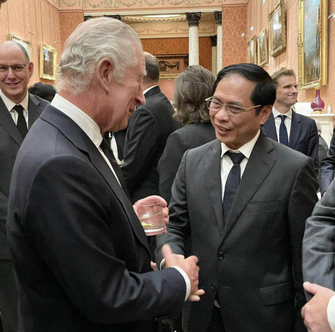 Dự quốc tang Nữ hoàng Anh, Bộ trưởng Ngoại giao Bùi Thanh Sơn gặp Nhà vua Charles III - 3