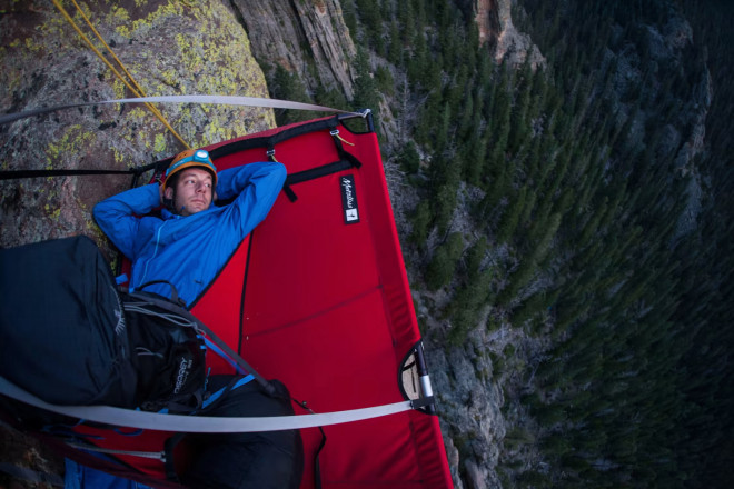 Việc ngủ trên một chiếc lều treo lơ lửng trên vách đá sẽ kích thích thần kinh của du khách ưa mạo hiểm.