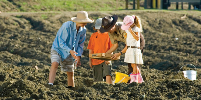 Một gia đình nhỏ đang được hướng dẫn tìm kim cương.