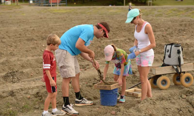Một gia đình tập làm nông, kết hợp săn tìm kho báu.
