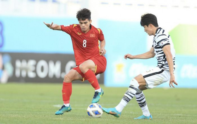 Khuất Văn Khang (trái) là cầu thủ trẻ nhất của đội tuyển Việt Nam trong lần tập trung này