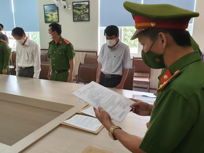 Công an đọc lệnh bắt tạm giam ông Trịnh Quang Trí (áo trắng ngoài cùng bên trái). Ảnh: LX
