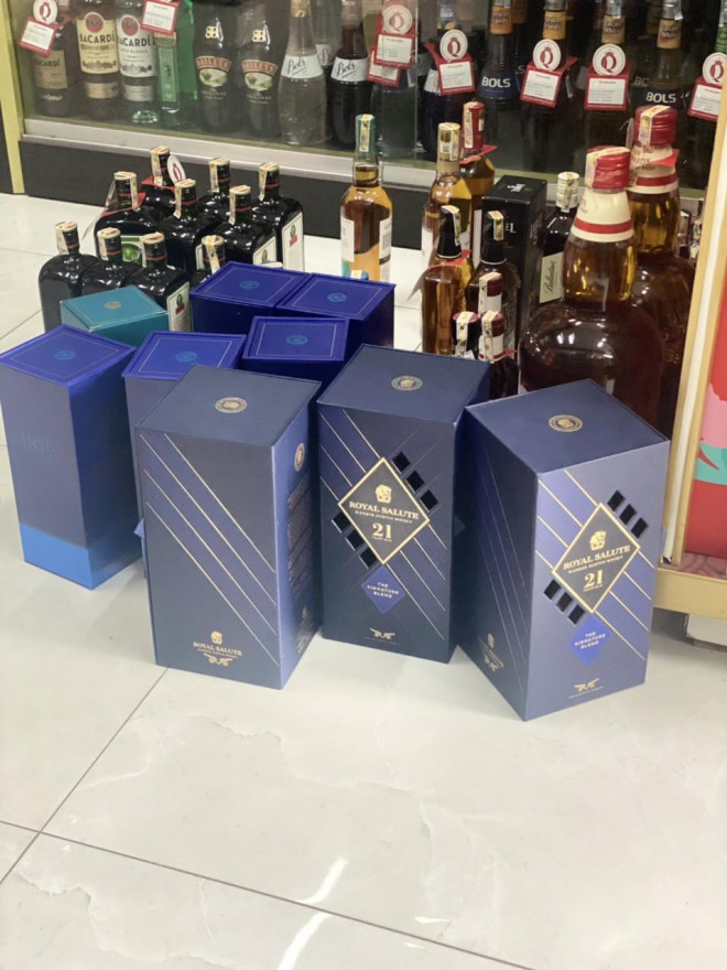 Nhiều chai rượu ngoại nhập không có nhãn mác phụ. (Ảnh: M.N).