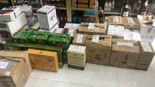 Lô hàng hóa không có nhãn mác phụ. (Ảnh: M.N).