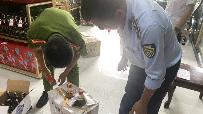 Niêm phong hàng hóa để tạm giữ. (Ảnh: M.N).