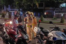 Tin tức trong ngày - Bị đo nồng độ cồn, ma men định vò nát kết quả nhưng bất thành