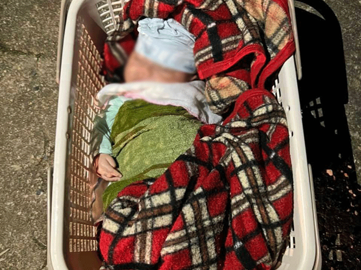 Hé lộ bức thư gửi kèm bé sơ sinh nặng 5,1kg nằm ven đường