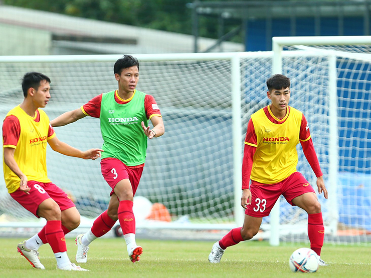 Thủ quân Đỗ Hùng Dũng của ĐT Việt Nam truyền “bí kíp” cho đàn em trước AFF Cup
