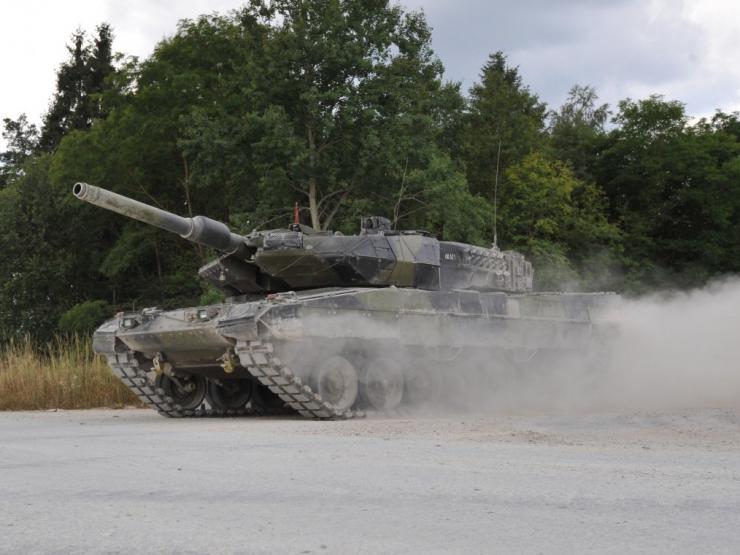 Vì sao Mỹ và Đức chưa hỗ trợ xe tăng Abrams, Leopard cho Ukraine?