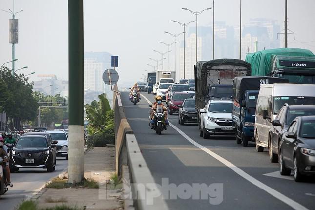 CSGT đi qua, ô tô lại tràn vào làn dừng khẩn cấp trên Vành đai 3 - 6