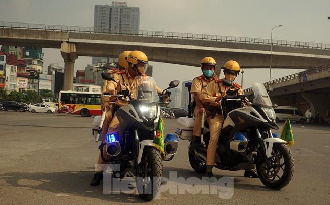 CSGT đi qua, ô tô lại tràn vào làn dừng khẩn cấp trên Vành đai 3 - 4