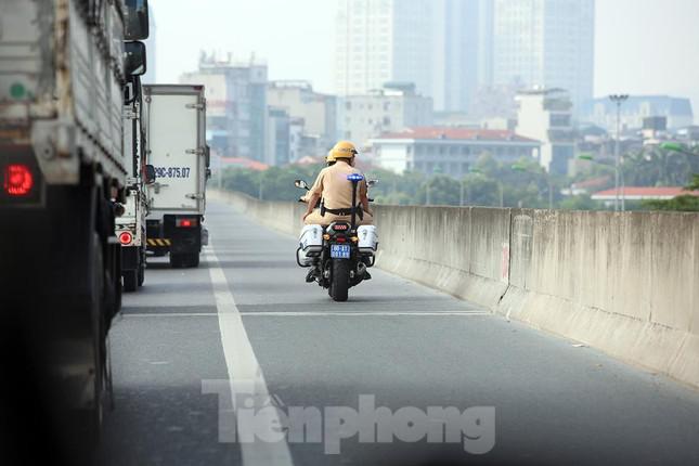 CSGT đi qua, ô tô lại tràn vào làn dừng khẩn cấp trên Vành đai 3 - 5