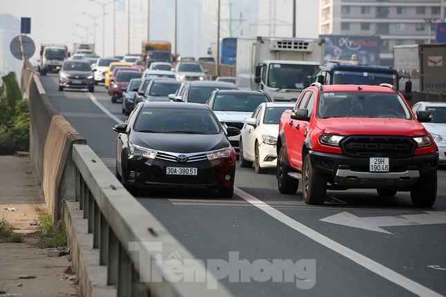 CSGT đi qua, ô tô lại tràn vào làn dừng khẩn cấp trên Vành đai 3 - 3