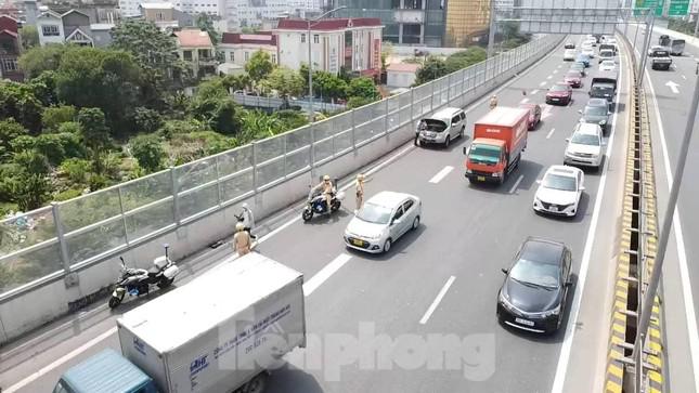 CSGT đi qua, ô tô lại tràn vào làn dừng khẩn cấp trên Vành đai 3 - 12