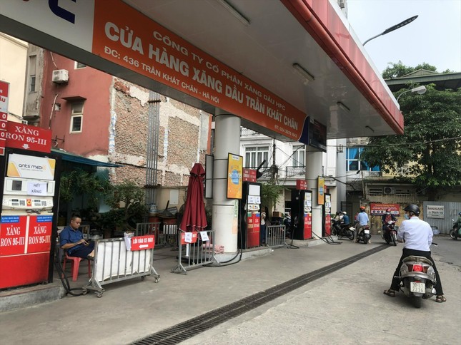 Cuối tuần qua, nhiều cây xăng ở quận Hai Bà Trưng treo biển hết hàng, bán nhỏ giọt. Ảnh: Nguyễn Bằng
