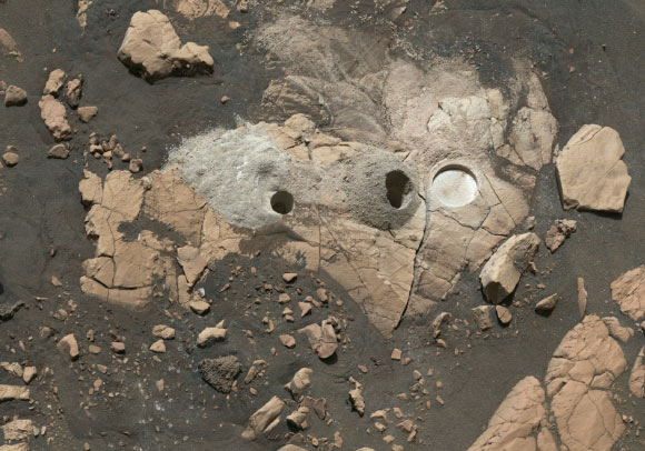 Hai lỗ khoan mà robot NASA vừa để lại trên tảng đá Sao Hỏa - Ảnh: Perseverance/NASA