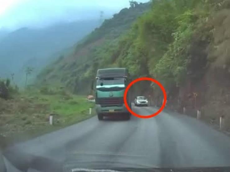 Tin tức trong ngày - Clip: Mắc sai lầm vượt xe lớn, ô tô thoát đại họa nhờ “xế hộp” ngược chiều