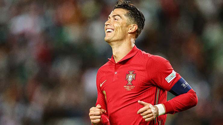 Ronaldo nguy cơ vắng mặt World Cup vì dự bị ở MU: Báo Bồ Đào Nha lo lắng - 1