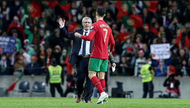 Ronaldo nguy cơ vắng mặt World Cup vì dự bị ở MU: Báo Bồ Đào Nha lo lắng - 4