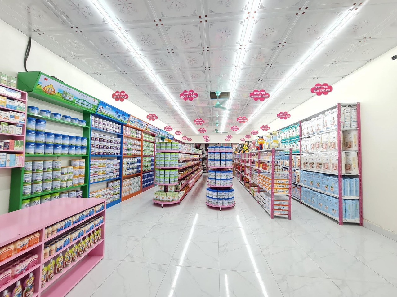 Không gian đồ dùng mẹ bé đa dạng tại shop Baby World