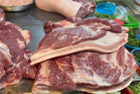 Giá lợn hơi liên tục lao dốc, giá thịt lợn ngoài chợ thế nào?