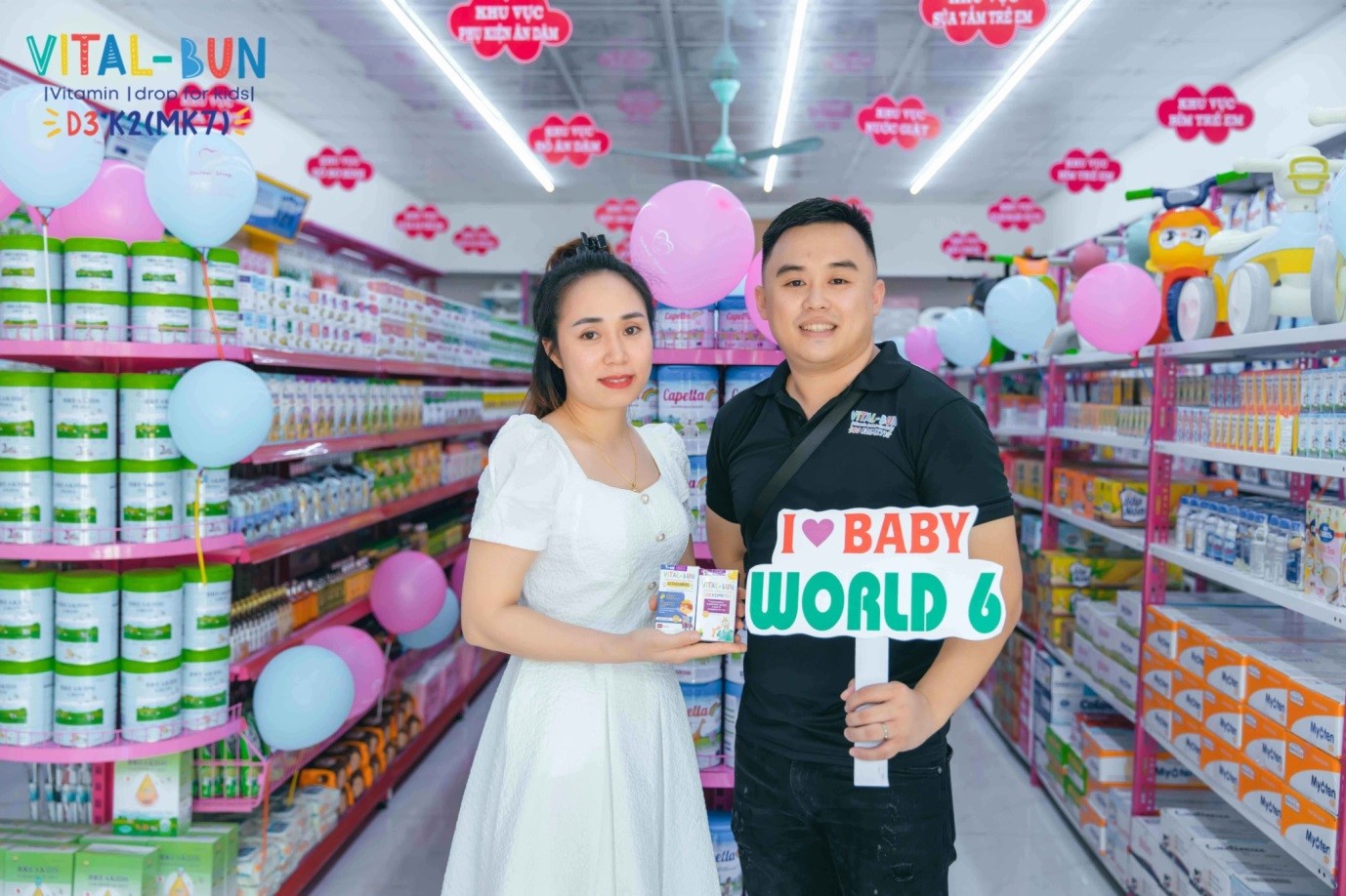 Đại diện nhãn hàng VitalBun - anh Phong và chị Hường