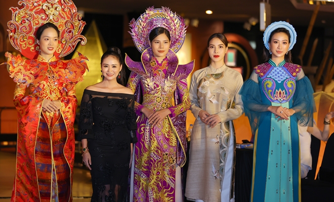 Hương Queen cùng các người mẫu