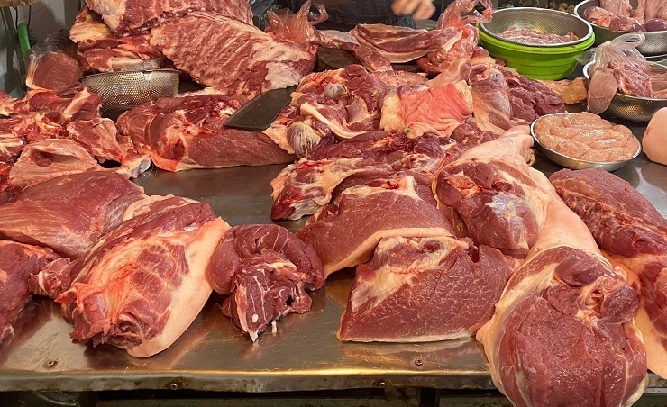 Giá thịt lợn ngoài chợ đang có chiều hướng giảm theo giá lợn hơi.