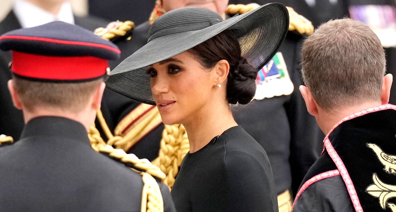 Meghan Markle ám chỉ điều gì qua trang phục tại đám tang nữ hoàng Anh - 1