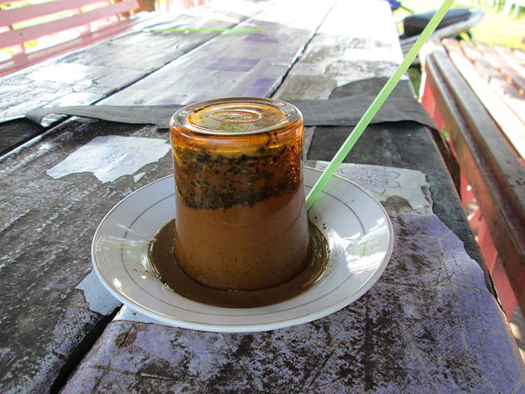 Món cà phê úp ngược kỳ lạ của người Indonesia, ống hút phải dùng để thổi - 1