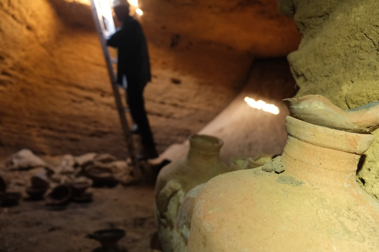 Một chuyên gia trèo xuống hầm mộ mới được phát hiện ở Israel (ảnh: Aljazeera)