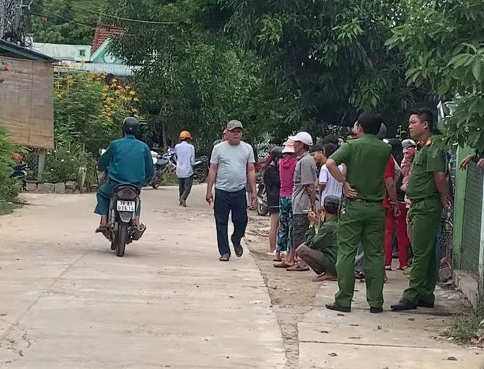 Lực lượng công an đang bảo vệ hiện trường vụ án mạng