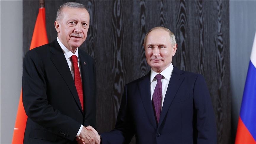 Tổng thống Thổ Nhĩ Kỳ Recep Tayyip Erdogan (trái) bắt tay người đồng cấp Nga Vladimir Putin trong một sự kiện tại Uzbekistan hôm 16/9. Ảnh: AA