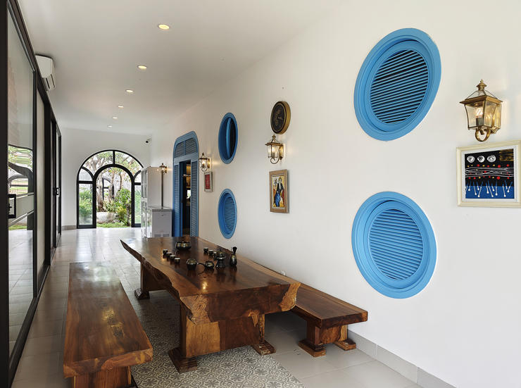 Các cảnh cửa trong nhà đều được bo cong và sử dụng màu xanh dương để thể hiện rõ ý đồ giống như trên boong tàu của kiến trúc sư.
