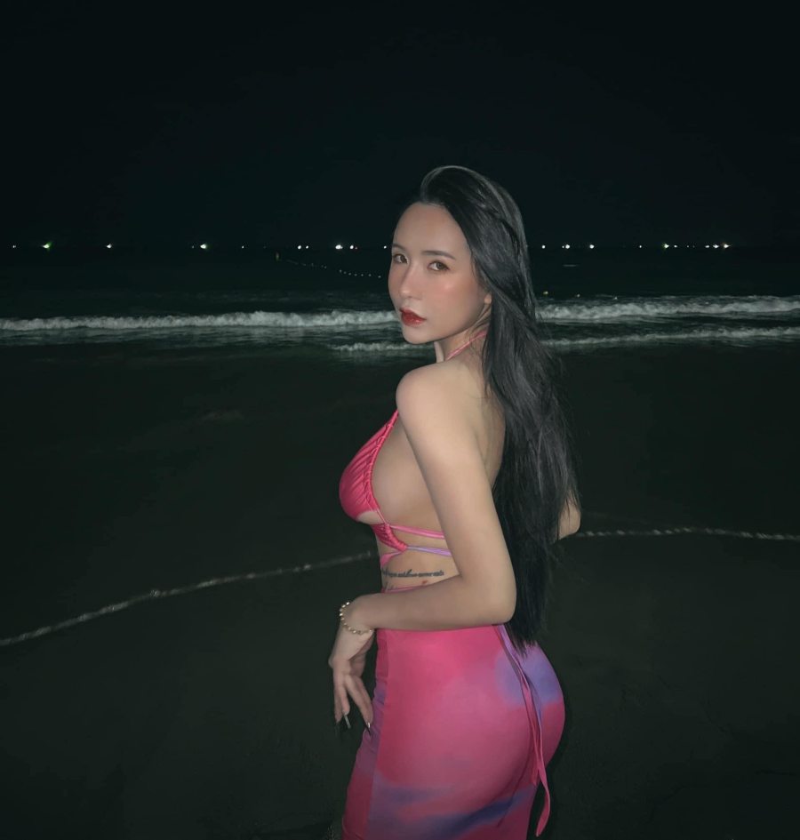"Bà trùm nông sản" Bình Thuận diện đầm thay bikini ra tắm biển đêm - 3