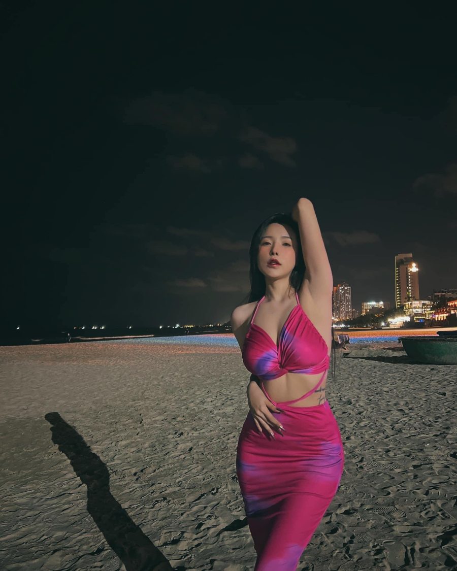 "Bà trùm nông sản" Bình Thuận diện đầm thay bikini ra tắm biển đêm - 4