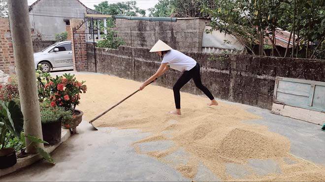 Vợ Tây của Bùi Tiến Dũng về quê chồng cào lúa, Hà Hồ lại sang chảnh hết nấc - 4