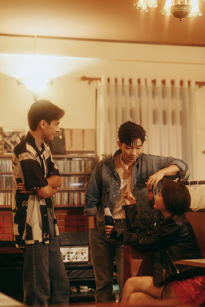 Hoàng Dũng và hai diễn viên chính trong MV "Đôi Mươi"
