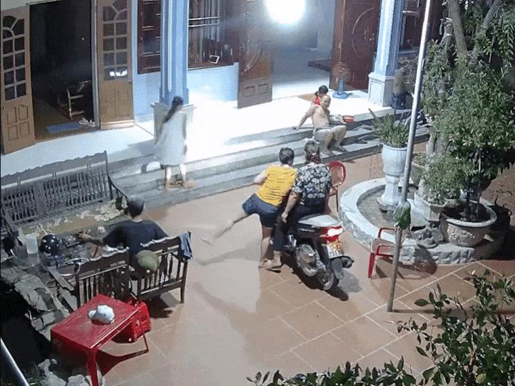 Xe máy - Xe đạp - Clip: Hai người phụ nữ và chiếc xe ga "bất ổn"