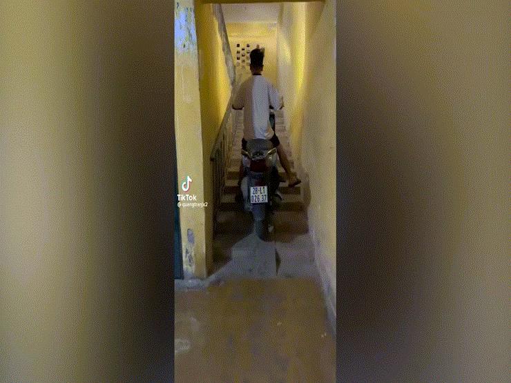 Xe máy - Xe đạp - Clip: Thanh niên "biểu diễn" kỹ năng dắt xe SH trong thu tập thể