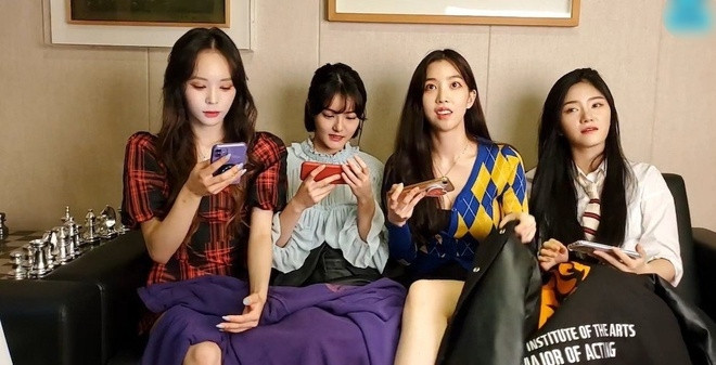 Hai người đẹp 19 và 24 tuổi bị quấy rối ngay trên sóng truyền hình khiến khán giả phẫn nộ - 2
