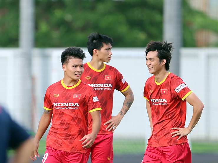 Bóng đá - Chùm ảnh Quang Hải tập cùng ĐT Việt Nam, thầy Park làm nữ nhân viên cảm động