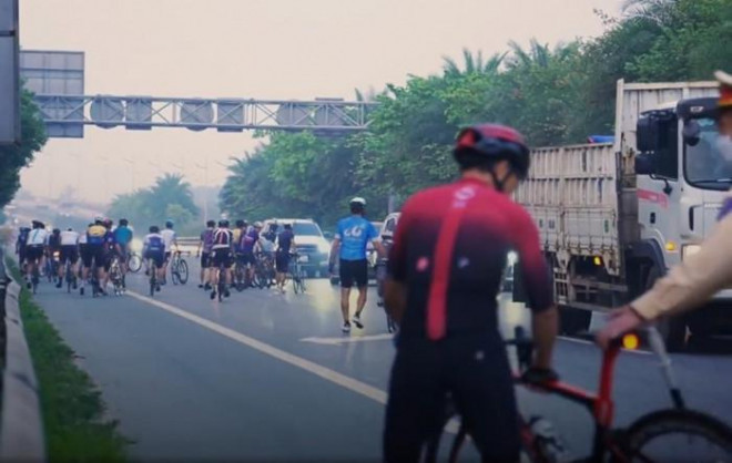 Phạt hàng loạt người đi xe đạp vào làn ô tô trên đường Võ Nguyên Giáp - 2