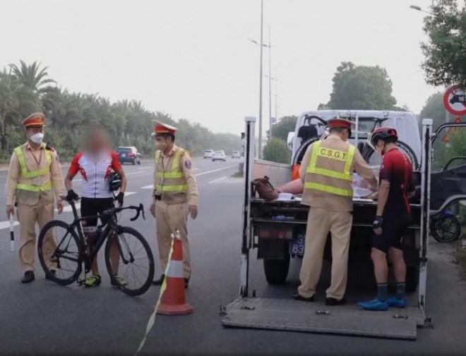 CSGT đội 15 (Công an TP Hà Nội) đã xử phạt 11 trường hợp đi xe đạp vào làn ô tô ở đường Võ Nguyên Giáp