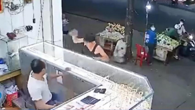 Sơn cướp vàng rồi ném hết ra đường để bị đi tù. Ảnh: Cắt từ camera an ninh