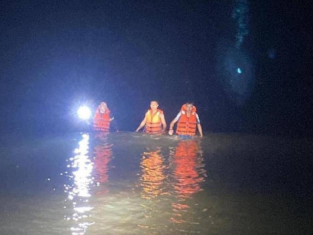 Tin tức trong ngày - 3 thanh niên chèo thuyền thúng ra biển Cửa Lò chơi, 1 người mất tích