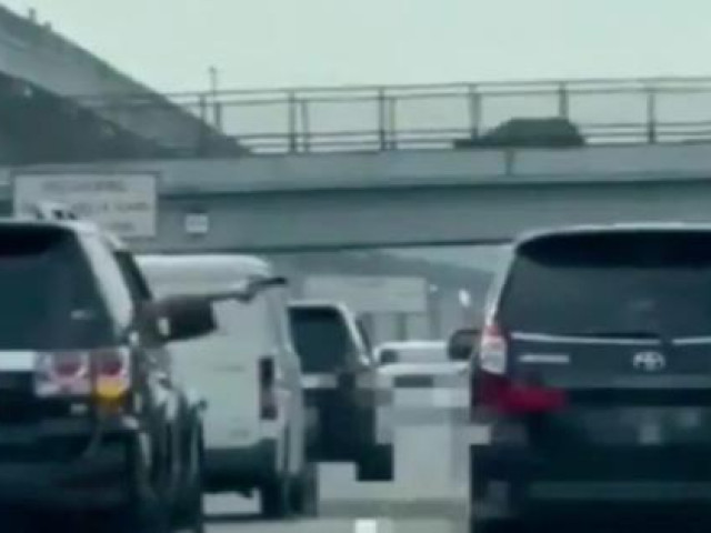 Thế giới - Indonesia phát sốt vì đại úy lái xe công, chĩa súng vào người đi đường