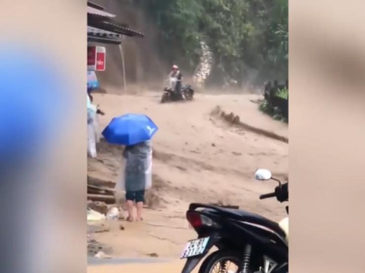 Tin tức trong ngày - Xe máy liều lĩnh vượt dòng nước siết tại Lào Cai