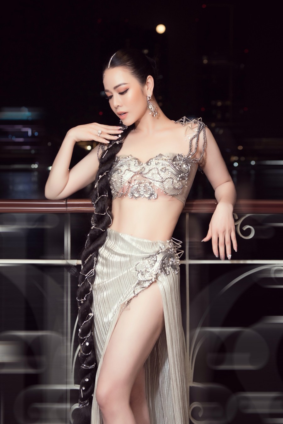 “Cô hầu gái hot nhất màn ảnh” Nhật Kim Anh vén áo khoe bụng múi cuồn cuộn gây choáng - 8