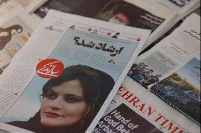 Cái chết của cô gái 22 tuổi Mahsa Amini châm ngòi cho làn sóng biểu tình khắp Iran. (Ảnh: Reuters)